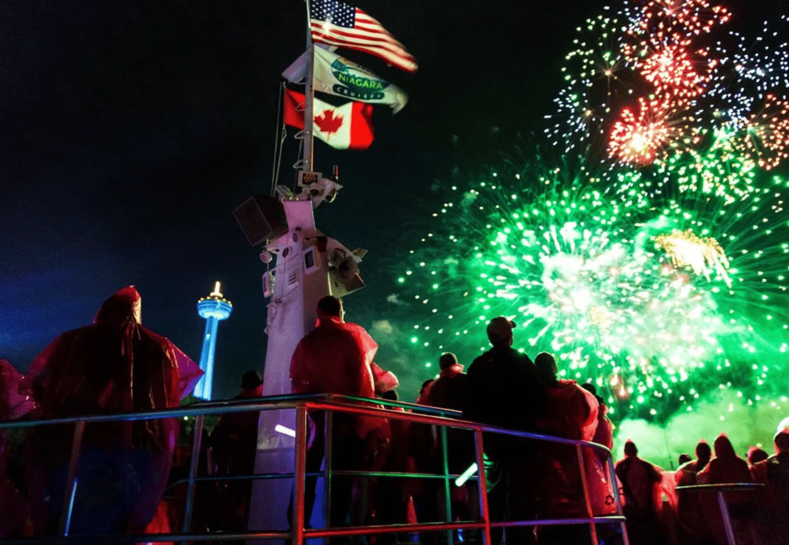 Niagara Falls, Canada: Evening Fireworks Cruise